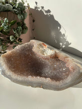 Load image into Gallery viewer, Agate Crystal Geode