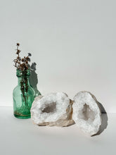 Load image into Gallery viewer, Medium Geode
